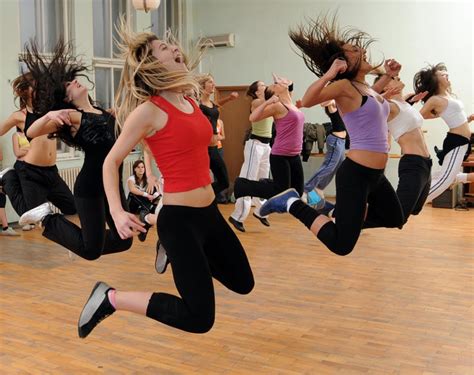 La gimnasia aeróbica, es una disciplina que deriva de la gimnasia común y corriente, en la cual se contempla la correcta ejecución de una rutina. Ritmos latinos, gimnasia aeróbica, step, modeladora ...