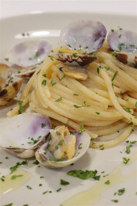 Uno spicchio d'aglio 1 peperoncino 60 g di pistacchi. Spaghetti alle vongole, ricetta e suggerimenti Sergio ...