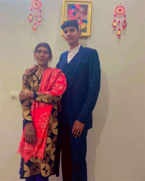At 15 Yo Karan Singh Is One Of The Worlds Tallest People His Mom Is 6ft 8 Rtall