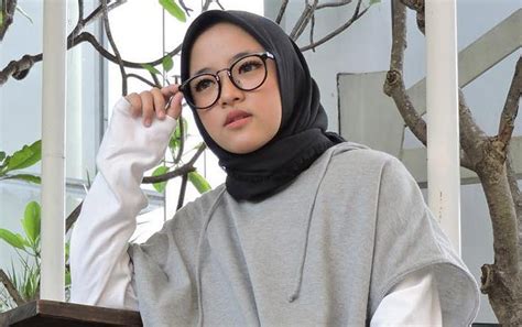 Terbaring lemas layani selingkuhannya,leher nissa sabyan jadi bahan sorotan nitizen. Perdana Menteri Pakistan Kagum dengan Nissa Sabyan ...