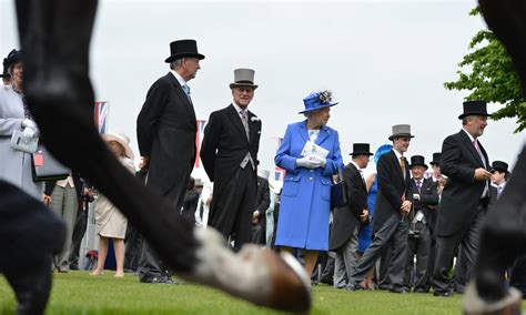 About epsom downs racecourse & the investec derby festival. Elizabeth II assiste a corrida de cavalo em comemoração ao ...