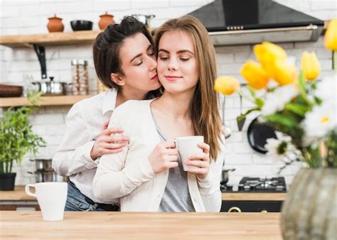 młoda lesbijka kobieta kocha jej dziewczyny trzyma filiżankę w ręce darmowe zdjęcie
