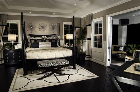 Modern bedroom decor in black and white feels romantic and fresh. 25 Stunning Luxury Master Bedroom Designs