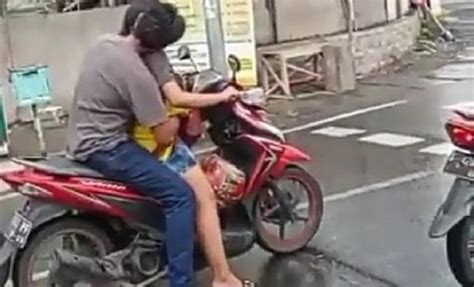 Laki Laki Dan Perempuan Di Surabaya Ini Mesum Di Atas Motor Videonya Viral