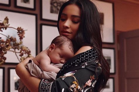 Shay Mitchell 20 Pics Of Her Pregnancy Motherhood Journey