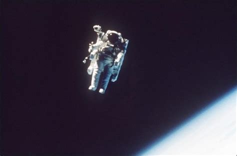 30 Years Old Unseen Photos Of First Untethered Spacewalk During