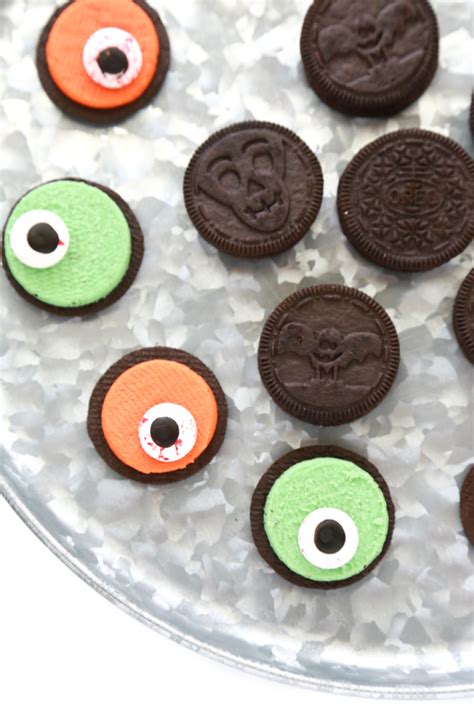 Delicious chocolate covered oreos cookies with halloween themed handmade edible decoration! Zombie Eye Oreo Cookies | Halloween Cookies | Simply Being Mommy