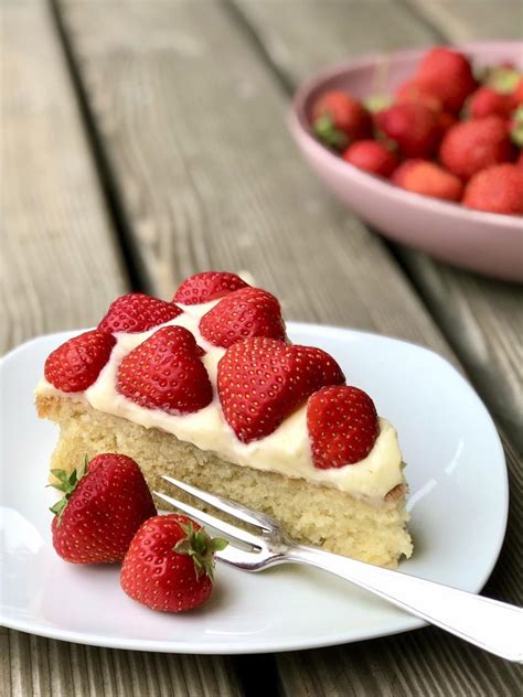 Manche rezepte kommen ganz klassisch mit biskuitboden daher, andere gelingen ganz ohne backen mit keksboden, werden dank vanillepudding. Einfacher Erdbeer-Pudding-Kuchen - Kochtheke