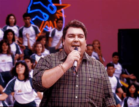 Faustão, com o microfone da jovem pan, entrevista o rei. Faustão | Fausto Silva deixará a Globo após 32 anos na ...