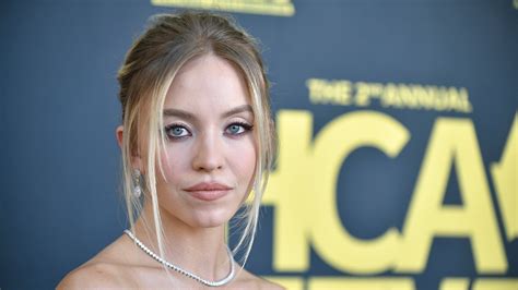 Sydney Sweeney says the backlash from her mom s MAGA like birthday party décor was wildfire
