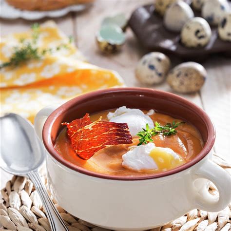 La sopa castellana, también conocida como sopa de ajo, es una elaboración típica de la cocina española que se elabora a partir de ingredientes sencillos como es el caso de ajo, pimentón, pan. Sopa de ajo en crema - Lecturas