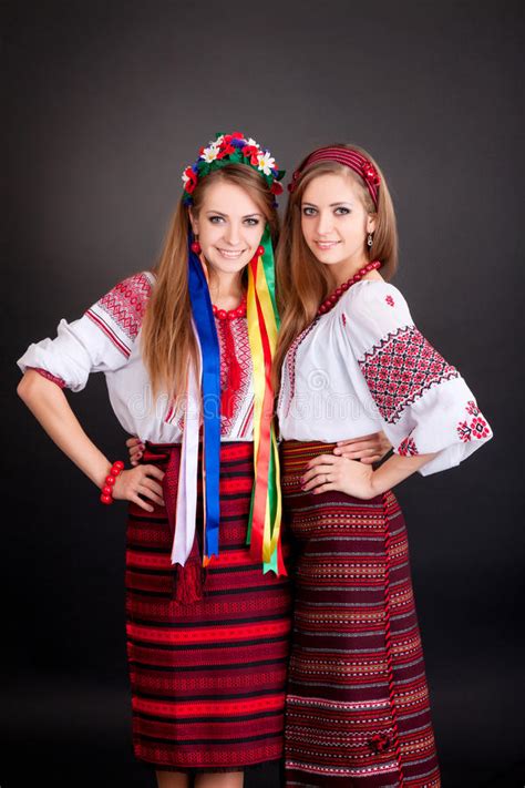 mulheres novas na roupa ucraniana foto de stock imagem de bordado ornamento 25033738