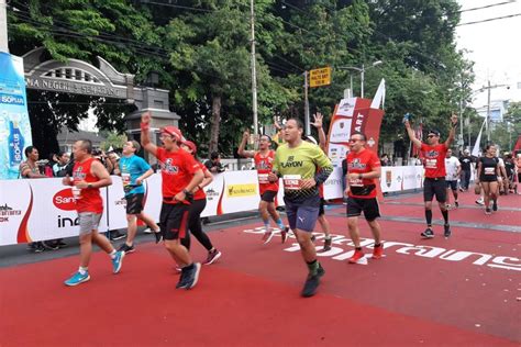Lari estafet adalah salah satu lomba lari dari cabang atletik ✅ yang cara bermainnya dilakukan secara bergantian. Gambar Anak Lomba Lari - Ada Lomba