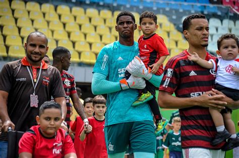 Goleiro hugo, gigante do flamengo pegando tudo no treino da seleção brasileira! Hugo Souza festeja segundo título brasileiro pelo Flamengo ...