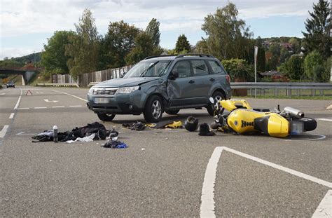 B Bei Weil Der Stadt Motorradfahrer Ringt Nach Suv Unfall Mit Dem Tod