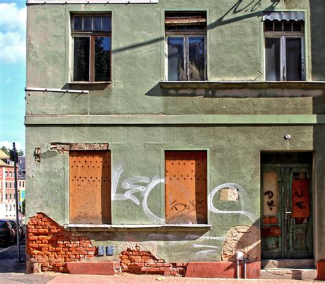 Gerade in dieser nicht einfachen und doch besonderen zeit, wo das stöbern und verweilen in schönen. das grüne haus. Foto & Bild | world, architektur ...