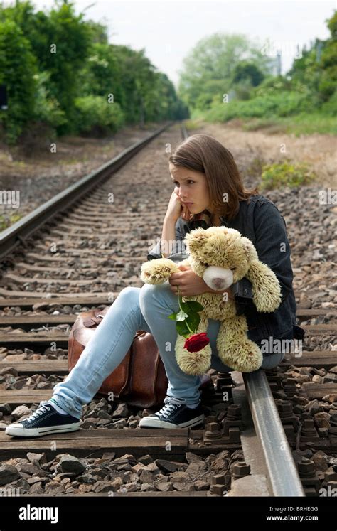 Teenager Mädchen Sitzen Auf Schienen Stockfotografie Alamy