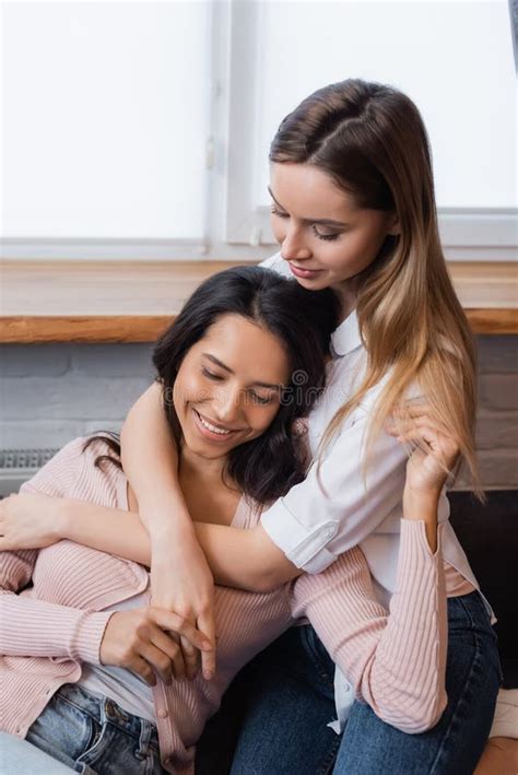 Mulher Lésbica Sorridente Abraçando A Namorada Em Imagem De Stock Imagem De Bonito Casa