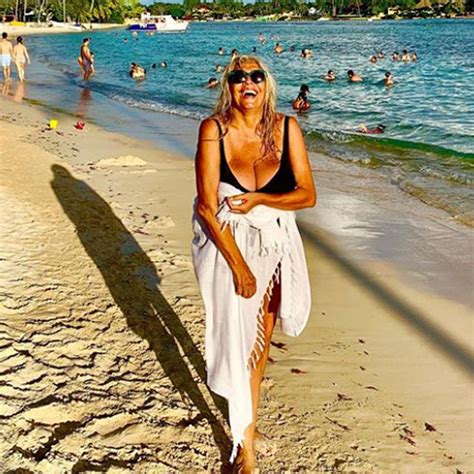La pagina è a conoscenza del marito nicola. Mara Venier: la foto in costume della 68enne in spiaggia a ...