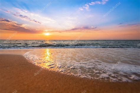 Colorful Ocean Beach Sunrise — Stock Photo © Vrstudio 122998032