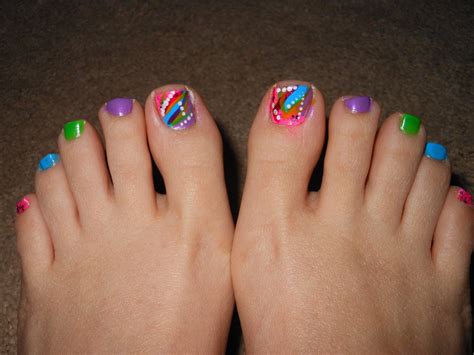 Decoracion de uñas para pies con puntos. decoracion-de-uñas-de-pies-uñas-de-colores - esBelleza.com