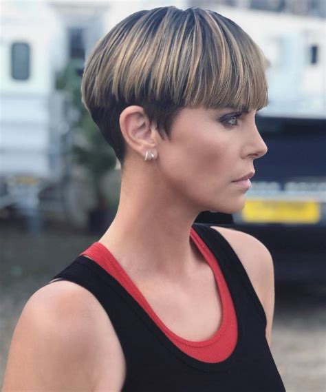 Hal ini dikarenakan ukuran salah satu model kuncir atau ikatan rambut yang akan dapat anda tata untuk menyembunyikan rambut pendek tipis adalah model kuncir setengah. 18 Model Rambut Pendek untuk Rambut Tipis, Ilusi Rambut ...