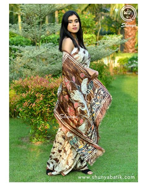 Shunya Batik Famous Batik Organization In India Batik Saree Batik Fashion Designer Batik