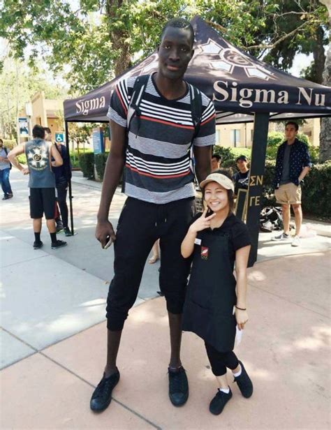 27 Tall People Next To Short People Wow Gallery Ebaums World