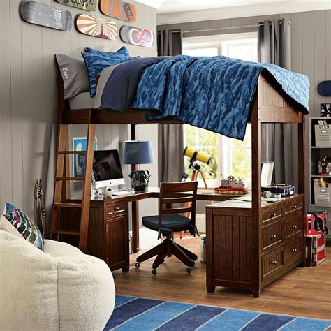 The bedroom design experts at hgtv magazine share layered bedding ideas with a variety of colorful sheet sets, pillows and coverlets that create 22 borrow hues from other pieces, such as the color in these floral pillow shams, and pair them with a solid sheet set and blanket over the white matelesse. Una cama alta con un área de trabajo para un adolescente ...