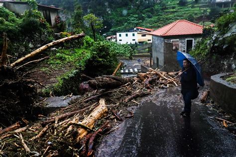 Condizioni meteo in tempo reale e a causa della conformazione montagnosa di madeira si formano una serie di microclimi sull'isola. Mau tempo na Madeira. Casa desaba ao ser atingida por duas ...