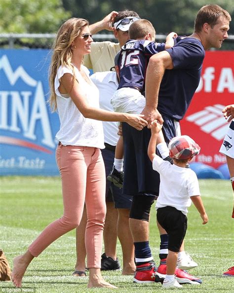 The new england patriots star recently opened up to men's health about having. Pregnant Gisele Bundchen cheers on Tom Brady as she takes ...