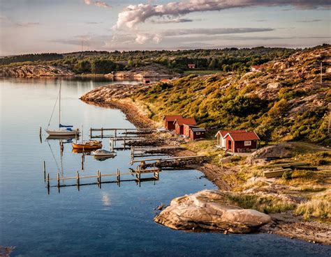 The landscape here is a grand mix of craggy islands . Bohuslän - en eksotisk skærgård - Visit Sweden | Visit Sweden