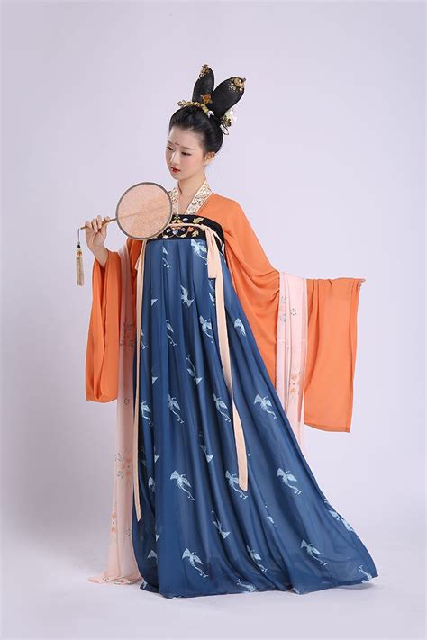 Daxiushan (大袖衫), translated as large sleeve gown, is a traditional chinese article of clothing for women and was most popular during the tang dynasty, particularly amongst the royals. hanfugallery: Traditional Chinese hanfu in Tang dynasty ...