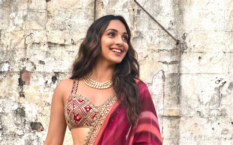 Kiara Advani Wallpaper 4k Traditional Bollywood Actre