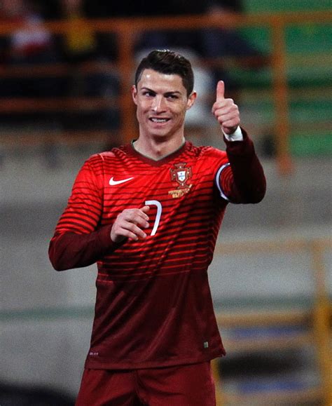 With a cr7 account you can make your checkout faster, check the status of your orders and save and review items in your wishlist. Cristiano Ronaldo dá lição de simpatia e humildade com as ...
