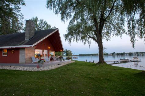 18 Lakefront Airbnbs To Rent For A Getaway From Chicago Lakefront