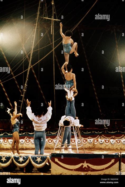 Acrobatas Del Circo Stock Photo Alamy