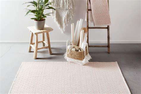 Gedeckte töne lassen sich mit nahezu allen möbeln und wohnaccessoires kombinieren und passen in jedes wohnzimmer. Teppiche & Fussmatten online entdecken mömax