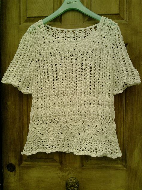 Blusa Crochet En Color Blanco Con Una Guarda De Cuadrados Grannys