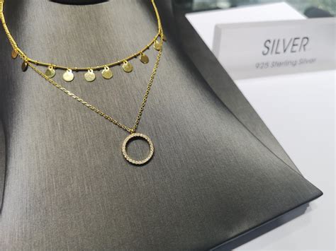 Hal ini menjadikan wajah anda malah semakin terlihat bulat. Zirkon mewah berlapis emas 14K liontin kalung dengan ...