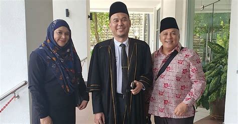Aksi mereka di tengah guyuran hujan. Serina Redzuawan Syukur Hak Penjagaan Anak Perempuan ...