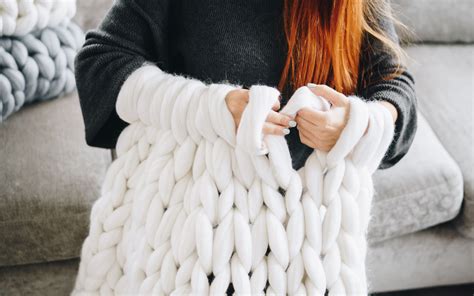 Home hand knit how to hand knit a chunky blanket. How to make a chunky knit blanket - DIY guide for ...