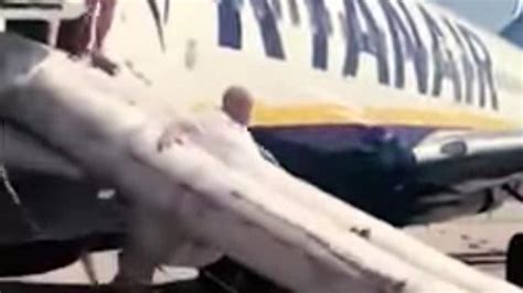 el estrepitoso desalojo de los pasajeros de un vuelo de ryanair en barcelona