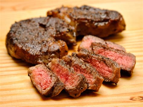 3 Ways to Cook Steaks in the Oven - wikiHow