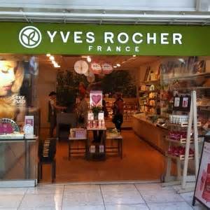 Proto bylo hned od začátku cílem značky yves rocher jednat v souladu s přírodou, tak jak je to přirozené pro rostliny a pro stromy. Helsingin Yves Rocher kosmetiikkakaupat - VeniceExpert