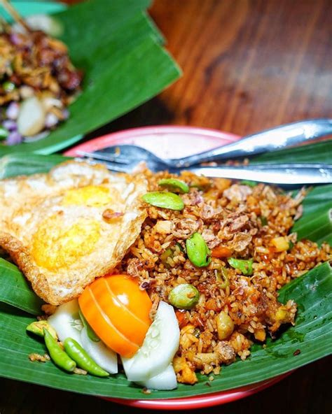 Nasi goreng sememangnya merupakan salah satu makanan kegemaran rakyat malaysia. 10 Jenis Nasi Goreng yang Hanya Ada di Indonesia, Enak Banget!