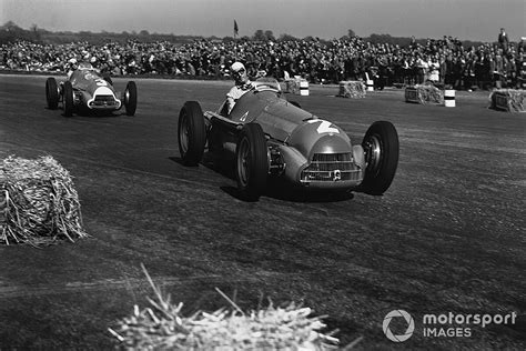 Photographs taken by the motor magazine of various stages of the grand prix, were bound together and couriered to king george and queen elizabeth on their way to scotland by train straight after the race finish. 13 mei 1950: De eerste Grand Prix Formule 1