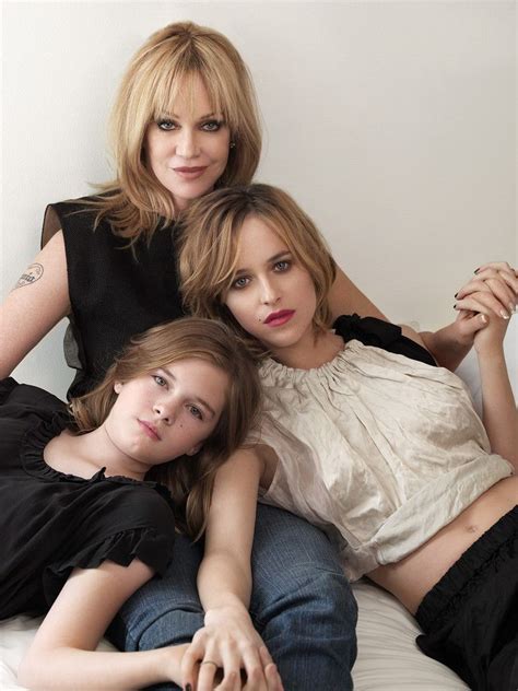 Melanie Griffith Y Sus Hijas Stella Banderas Y Dakota Johnson Poses De Retrato De La Familia