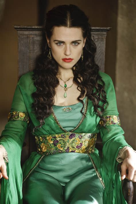 "Morgana Pendragon Merlin" Katie McGrath em 2020 | Estilos ...