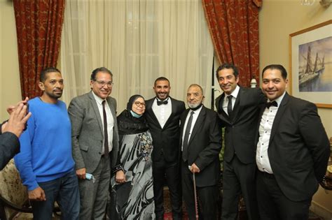 ولد بحي السيدة زينب، ونشأ في حي عين شمس، تخرج من كلية الفنون التطبيقية قسم الديكور، بدأ حياته الفنية نهاية التسعينات، عندما وقف لأول مرة أمام الكاميرا في دور صغير بفيلم «الآخر» للمخرج يوسف شاهين، ثم فيلم. أحمد سعد يغني في "الموسيقى العربية" وخطيبته وشقيقه عمرو ...